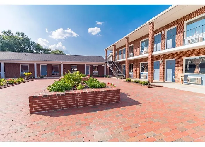 Winton Inn & Suites