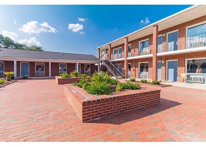 Winton Inn & Suites