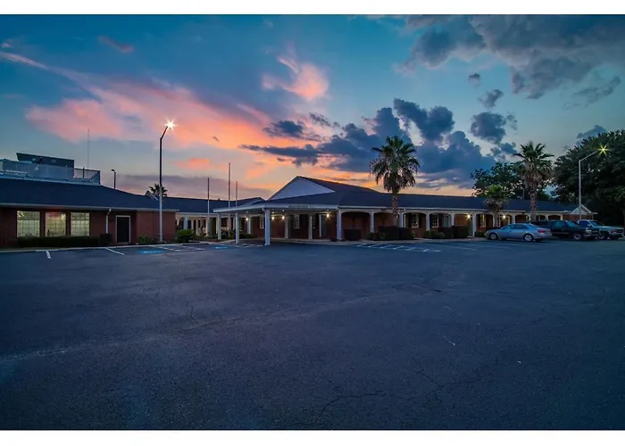 Winton Inn & Suites