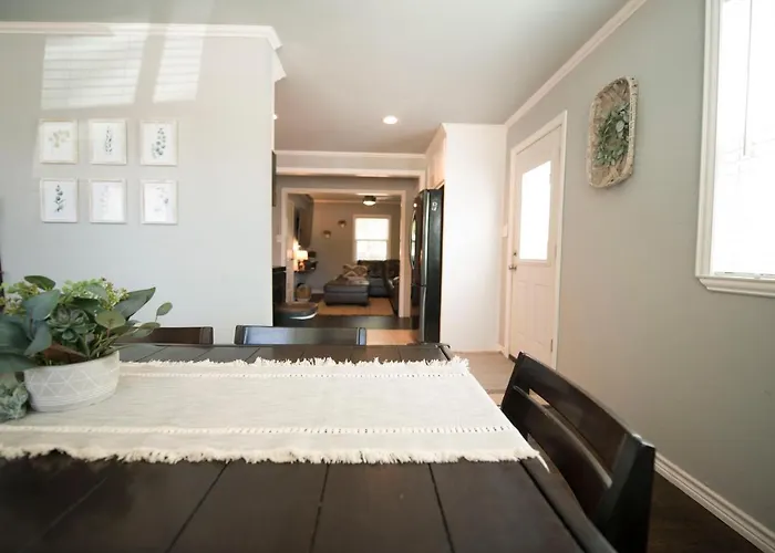 Walk To The Silos! 3 Bed 1960'S Bungalow Near Baylor