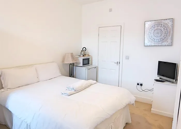 Whitburn Guest House About 7 Mins Walk To The City Free Internet Tv