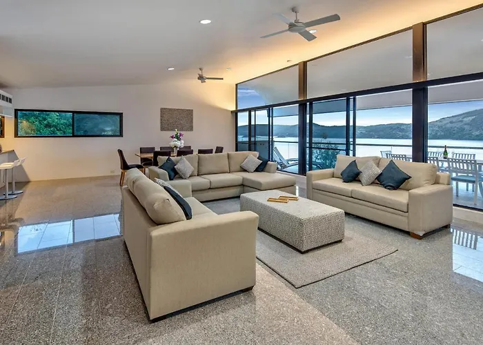 Waves 5 Luxury 3 Bedroom Breathtaking Ocean Views Central Location