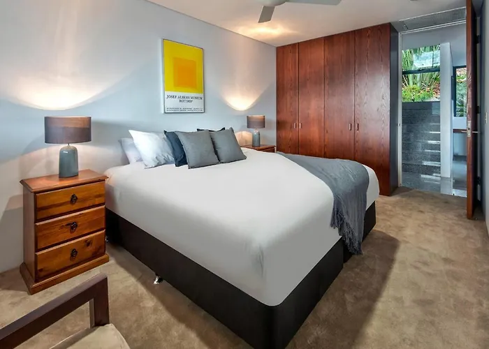 Waves 5 Luxury 3 Bedroom Breathtaking Ocean Views Central Location