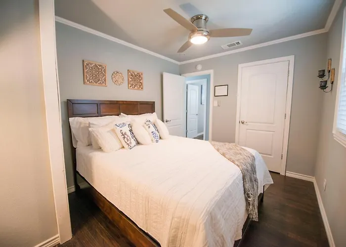 Walk To The Silos! 3 Bed 1960'S Bungalow Near Baylor