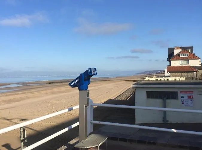 A Pied, 300M De La Plage Et 500M Du Village