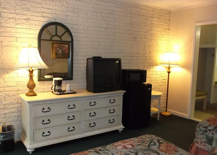 Azalea Inn & Suites