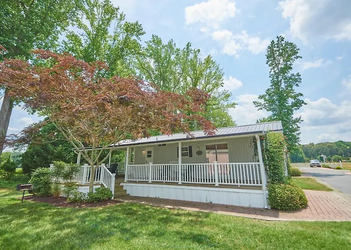 Bethpage Hewick Two-Bedroom Cottage 26