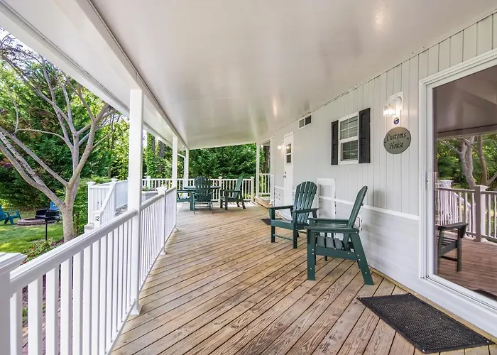 Bethpage Hewick Two-Bedroom Cottage 26