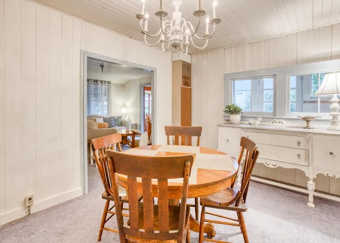 Seaside Classic Cozy Bungalow
