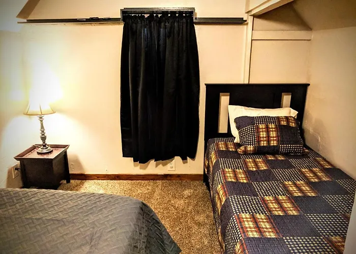 Vintage Cozy Family Home Near National Parks