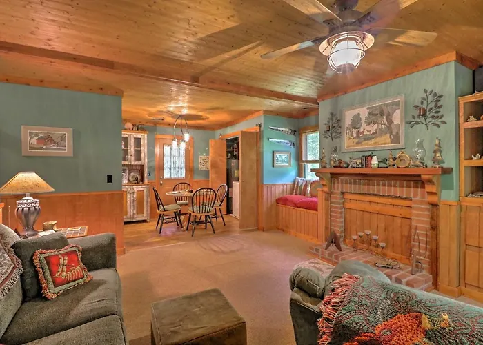 Cozy Pine Mountain Cabin W/ Screened Porch & Yard!