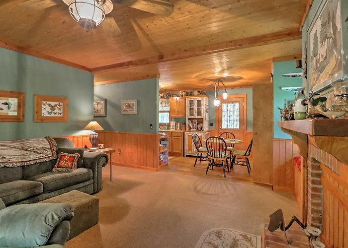 Cozy Pine Mountain Cabin W/ Screened Porch & Yard!