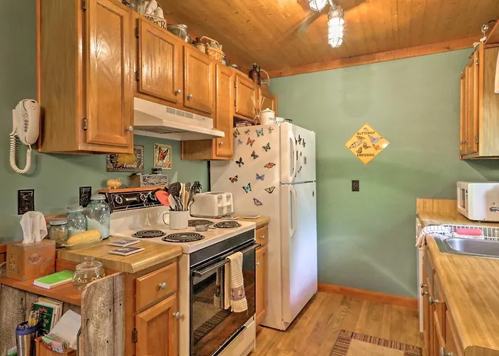 Cozy Pine Mountain Cabin W/ Screened Porch & Yard!