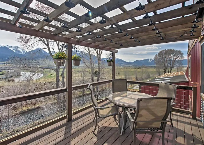 Lovely Livingston Loft W/ Mountain & River Views!