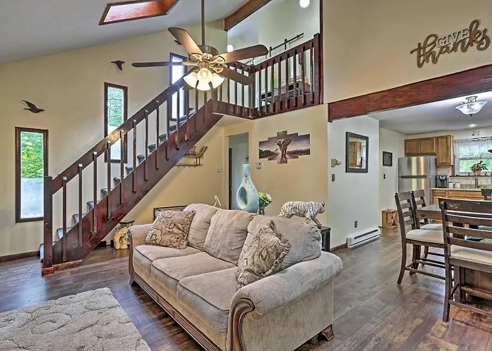 15 Mi To Camelback Ski Resort: Home W/ Deck!