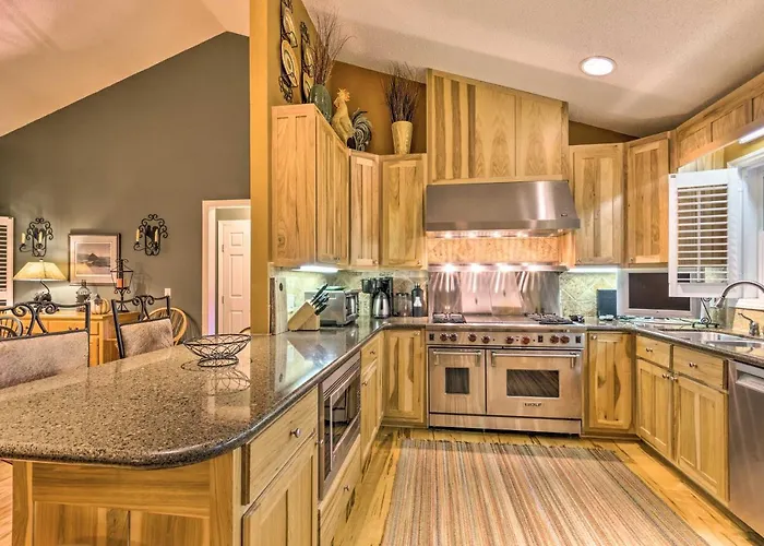 Screened Porch + 3 Decks: Beech Mountain Cabin