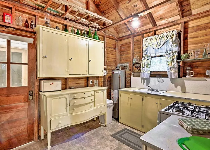 Southold Cottage W/ Patio & Grill - Walk To Beach!