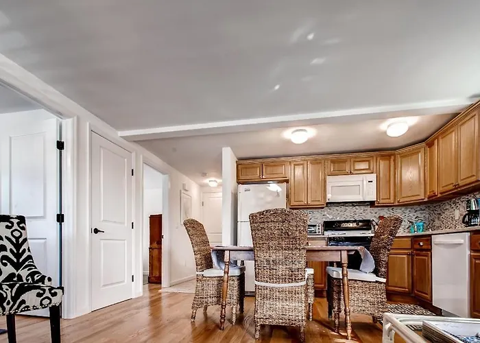 Recently Renovated Lbi Apt W/ Deck On Beach Block!