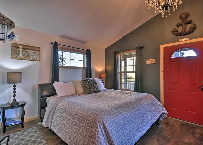 Coastal Retreat In Long Beach: Walk To Attractions