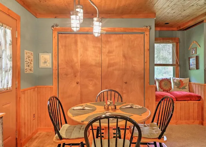 Cozy Pine Mountain Cabin W/ Screened Porch & Yard!