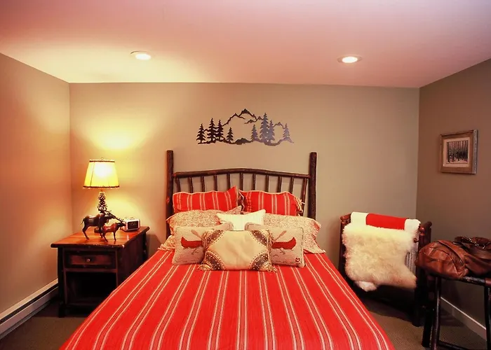 Upscale Fryeburg Cabin: Hot Tub + Billiards Table!