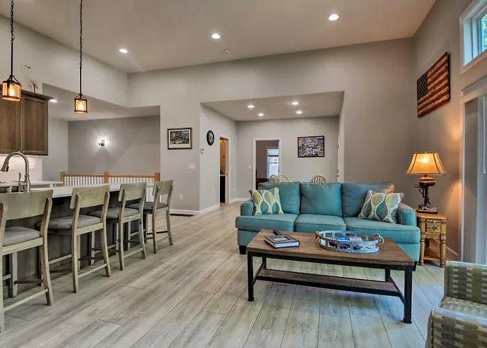 Covered Deck, Grill & Game Room: Gilford House!