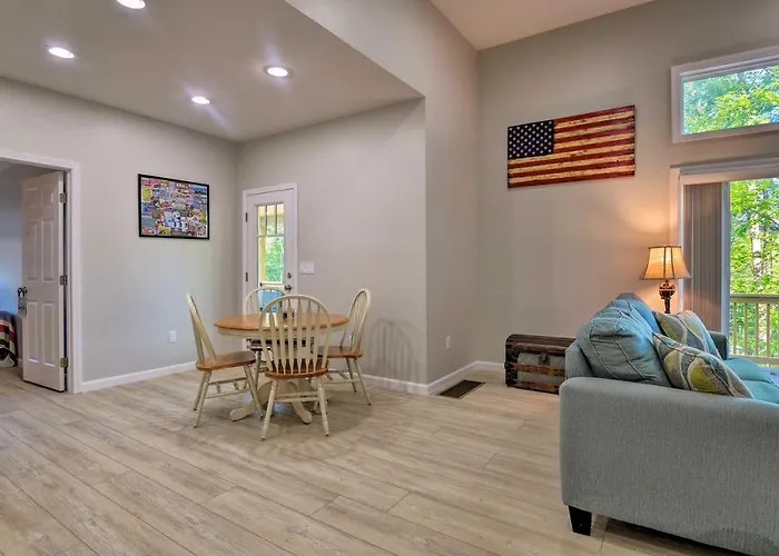 Covered Deck, Grill & Game Room: Gilford House!