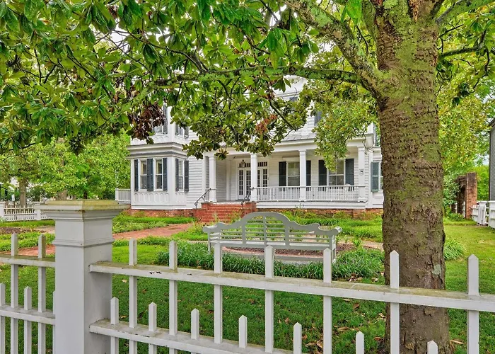 New Bern Home W/ Yard, Grill + Walkable Location