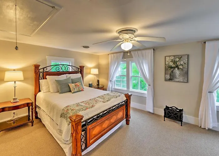 New Bern Home W/ Yard, Grill + Walkable Location