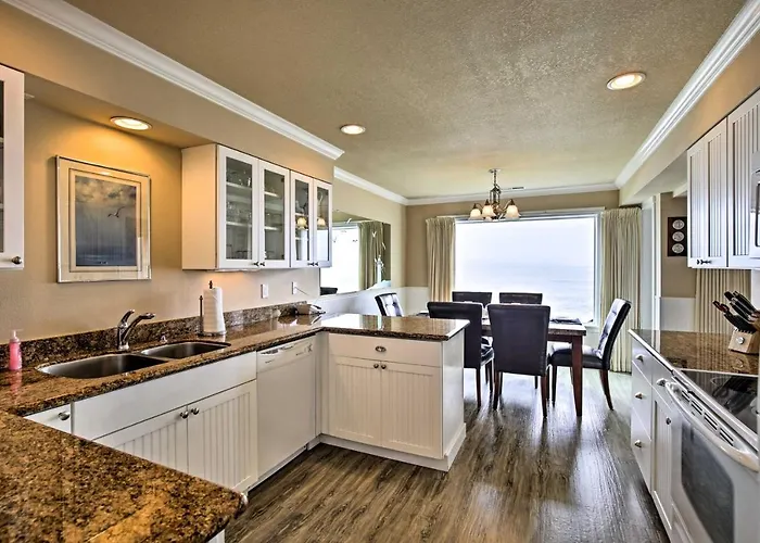 Beachfront Condo W/ Patio & Views - Walk To Shore!