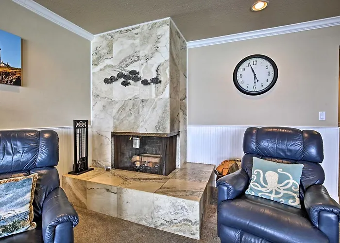 Beachfront Condo W/ Patio & Views - Walk To Shore!