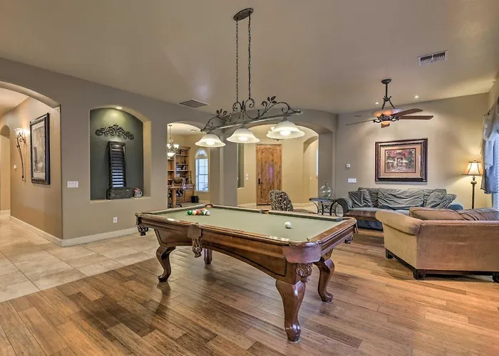 Free Heated Pool & Putting Green: Gilbert Home
