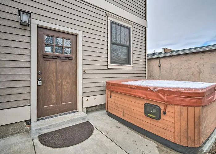 Updated Townhome W/ Hot Tub - Walk To Downtown!