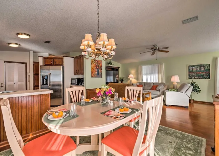 Lovely Lady Lake Home W/ Resort Amenities & Lanai!