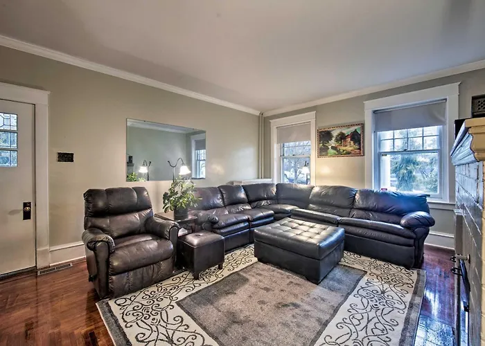 2 Mi To Reading Pagoda: Spacious Home W/ Deck!
