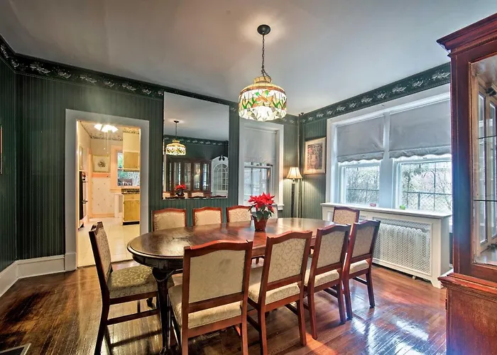2 Mi To Reading Pagoda: Spacious Home W/ Deck!
