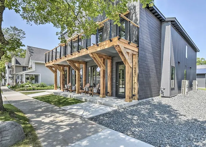 Elkhart Lake Townhome, Mins To Road America!