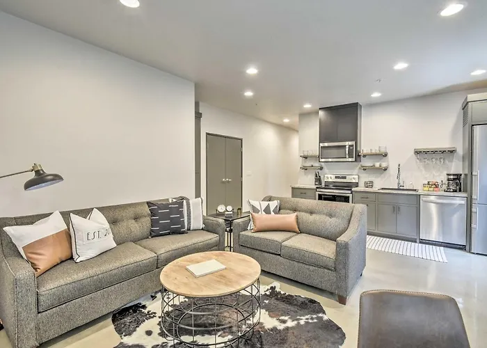 Elkhart Lake Townhome - 20 Mi To Sheboygan!