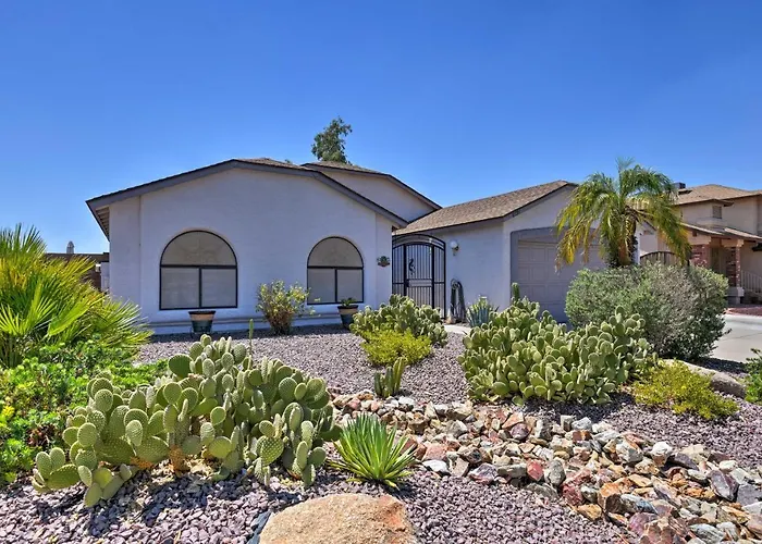 Walk To Nfl Games: Glendale Home Near Golf
