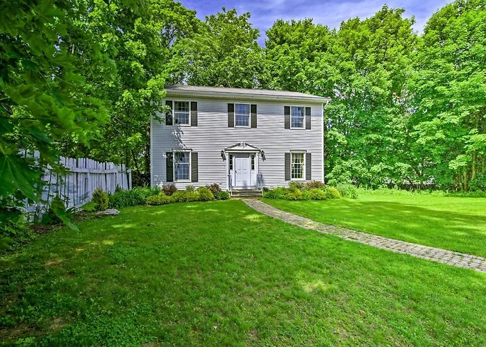 Walk To Dining: Downtown Lenox Guest House!