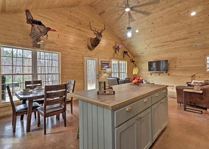 Peaceful Family Cabin On 10 Acres W/ Game Room!