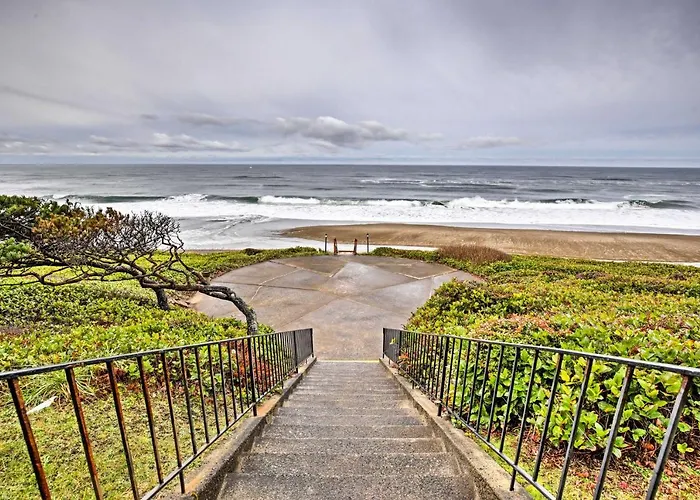 Beachfront Condo W/ Patio & Views - Walk To Shore!
