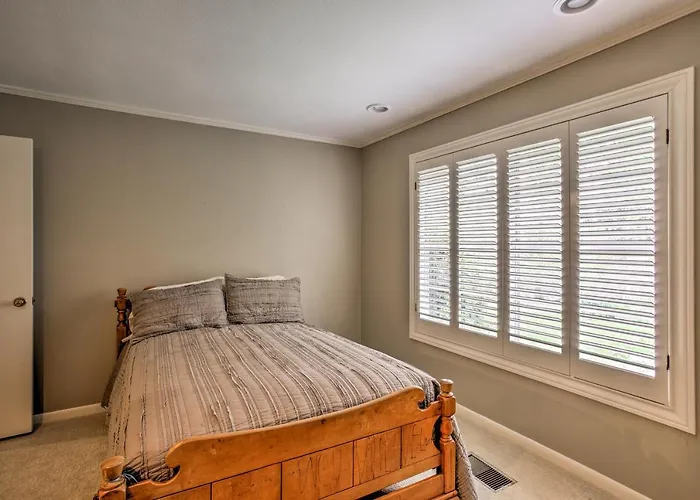 Pet-Friendly Lake Athens Home W/ Fireplace!