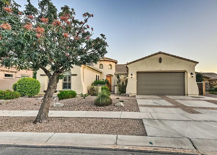 Free Heated Pool & Putting Green: Gilbert Home
