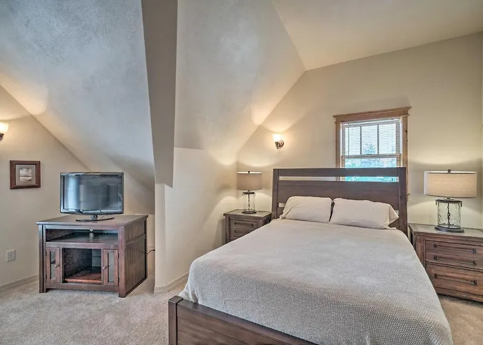 Updated Townhome W/ Hot Tub - Walk To Downtown!