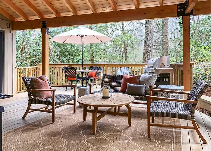 2 Living Areas + Fireplace: Mirror Lake Cottage!