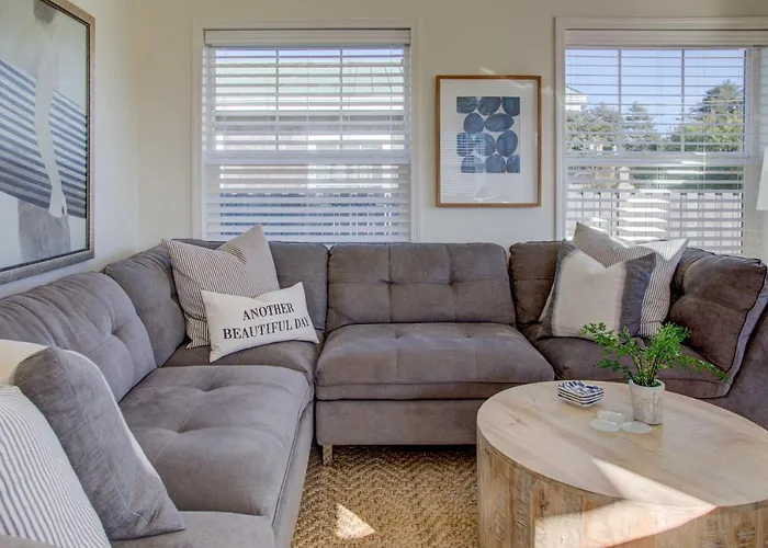Walk To Ocean! Chic 'Summer House Cottage'