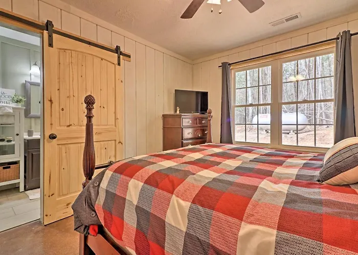 Peaceful Family Cabin On 10 Acres W/ Game Room!