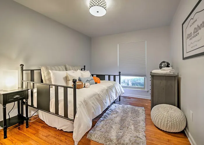 < 2 Mi To The Big House: Family-Friendly Home!