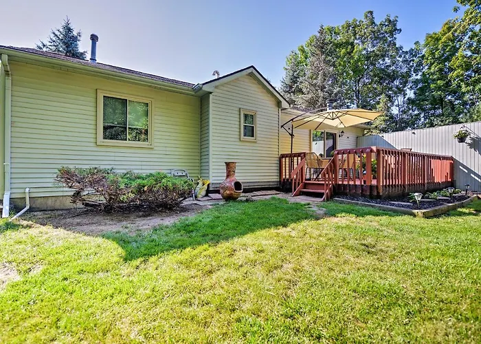 < 2 Mi To The Big House: Family-Friendly Home!
